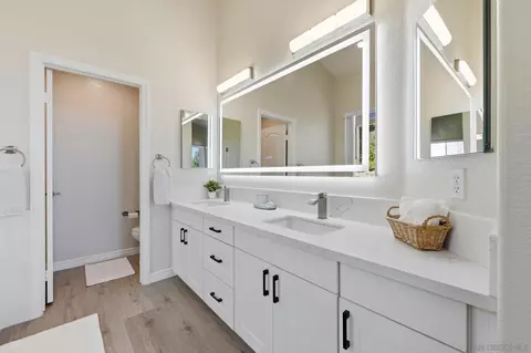Bath - 804 Calle Montera, Escondido, CA 92025 photo 4 of 6