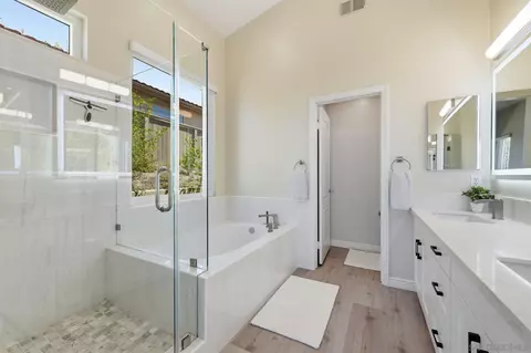 Bath - 804 Calle Montera, Escondido, CA 92025 photo 3 of 6