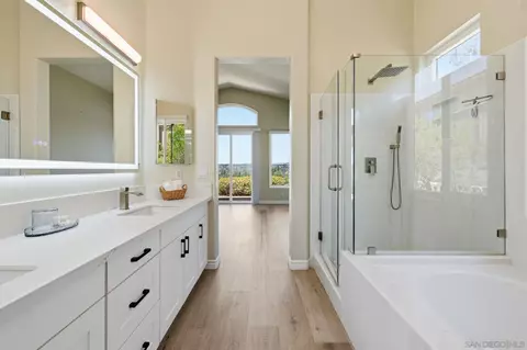 Bath - 804 Calle Montera, Escondido, CA 92025 photo 5 of 6