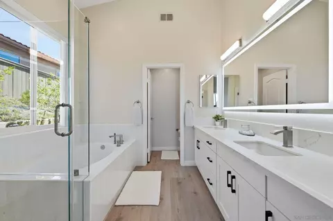 Bath - 804 Calle Montera, Escondido, CA 92025 photo 2 of 6