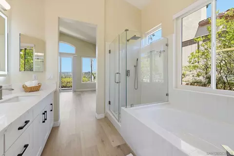 Bath - 804 Calle Montera, Escondido, CA 92025 photo 6 of 6