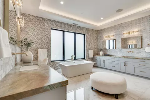 Bath - 6389 Castejon, La Jolla, CA 92037 photo 7 of 15