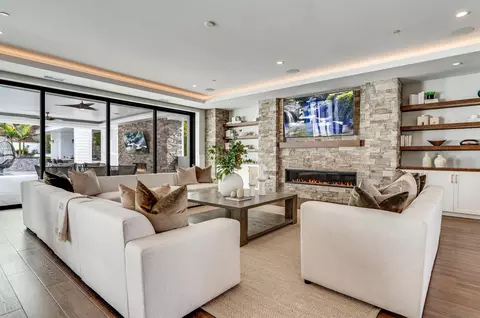 Living - 6389 Castejon, La Jolla, CA 92037 photo 4 of 7