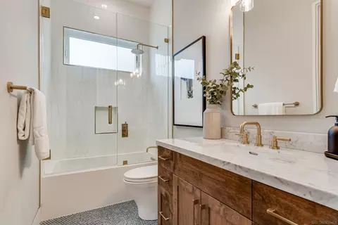 Bath - 6389 Castejon, La Jolla, CA 92037 photo 6 of 15