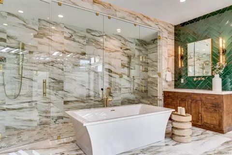 Bath - 6389 Castejon, La Jolla, CA 92037 photo 4 of 15
