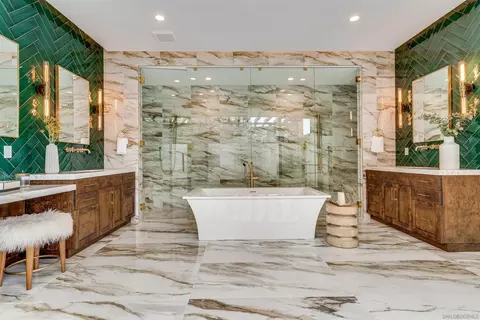 Bath - 6389 Castejon, La Jolla, CA 92037 photo 2 of 15