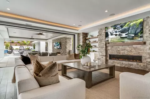 Living - 6389 Castejon, La Jolla, CA 92037 photo 6 of 7