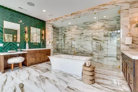 Bath - 6389 Castejon, La Jolla, CA 92037 photo 3 of 15