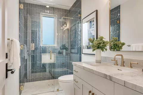 Bath - 6389 Castejon, La Jolla, CA 92037 photo 5 of 15