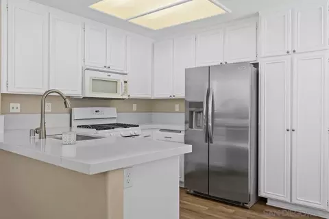 Kitchen - 609 Paseo Rio, Vista, CA 92081 photo 2 of 6