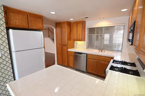 Kitchen - 970 Somerset Ct UNIT C, Chula Vista, CA 91915 photo 3 of 5