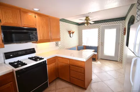 Kitchen - 970 Somerset Ct UNIT C, Chula Vista, CA 91915 photo 4 of 5