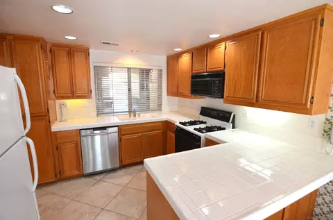 Kitchen - 970 Somerset Ct UNIT C, Chula Vista, CA 91915 photo 2 of 5