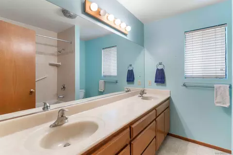Bath - 1044 Capra Way, Fallbrook, CA 92028 photo 3 of 4