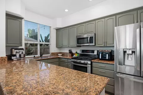 Kitchen - 382 Carmel Creeper Pl, Encinitas, CA 92024 photo 2 of 7