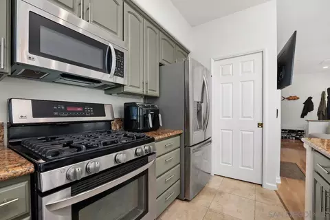 Kitchen - 382 Carmel Creeper Pl, Encinitas, CA 92024 photo 6 of 7