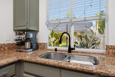 Kitchen - 382 Carmel Creeper Pl, Encinitas, CA 92024 photo 5 of 7