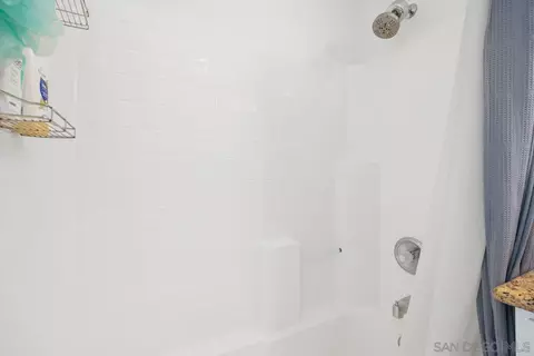 Bath - 382 Carmel Creeper Pl, Encinitas, CA 92024 photo 3 of 5