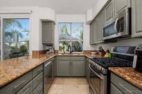 Kitchen - 382 Carmel Creeper Pl, Encinitas, CA 92024 photo 3 of 7