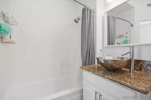 Bath - 382 Carmel Creeper Pl, Encinitas, CA 92024 photo 2 of 5