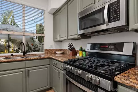 Kitchen - 382 Carmel Creeper Pl, Encinitas, CA 92024 photo 4 of 7