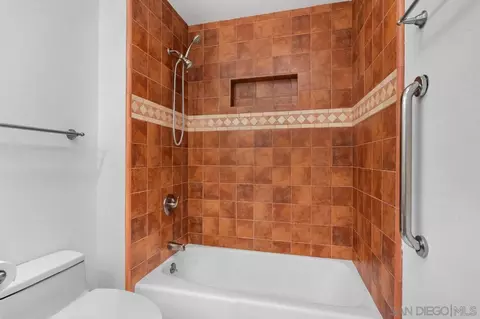 Bath - 1242 Hillcrest Ln, Fallbrook, CA 92028 photo 2 of 4