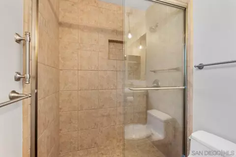 Bath - 1242 Hillcrest Ln, Fallbrook, CA 92028 photo 3 of 4