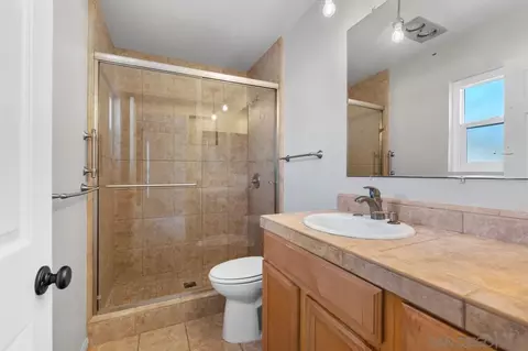Bath - 1242 Hillcrest Ln, Fallbrook, CA 92028 photo 4 of 4