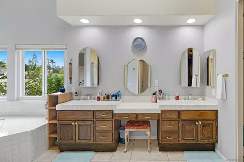 Bath - 614 Cabezon Pl, Vista, CA 92081 photo 7 of 8
