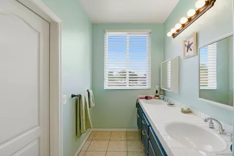 Bath - 614 Cabezon Pl, Vista, CA 92081 photo 3 of 8