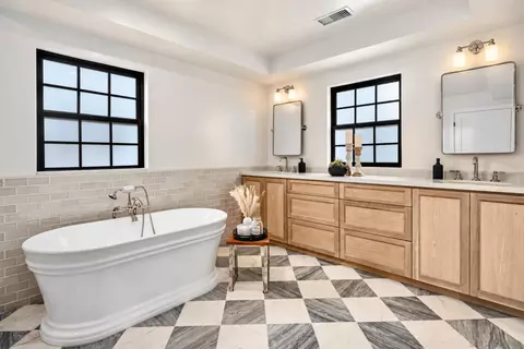 Bath - 1312 3rd St, Coronado, CA 92118 photo 4 of 10