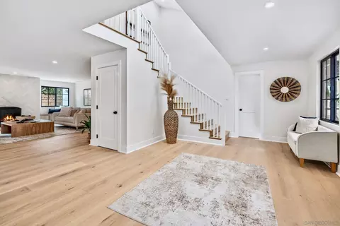 Entry Way - 1312 3rd St, Coronado, CA 92118 photo 6 of 7