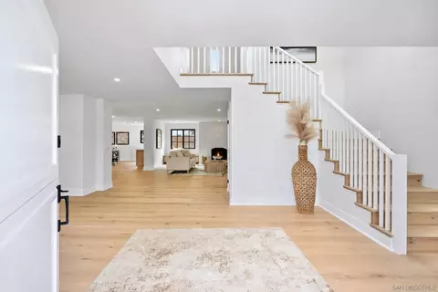 Entry Way - 1312 3rd St, Coronado, CA 92118 photo 4 of 7
