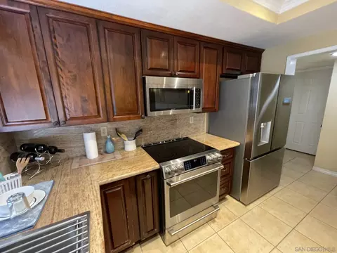 Kitchen - 173 Via Tapia, Spring Valley, CA 91977 photo 9 of 13
