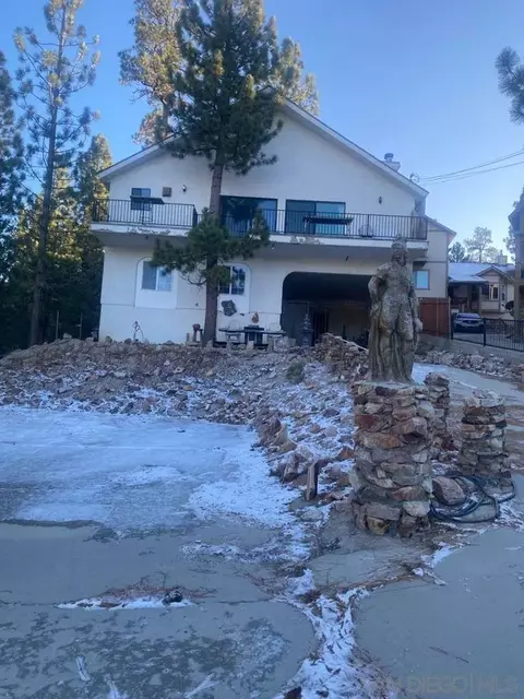 731 Cameron Dr, Big Bear Lake, CA 92315