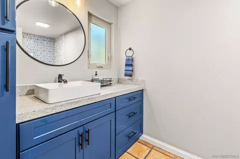 Bath - 1301 Gary Ln, Escondido, CA 92026 photo 3 of 4