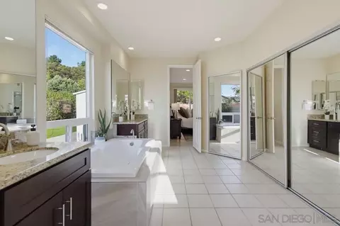 Bath - 14326 Sandhill Rd, Poway, CA 92064 photo 2 of 5