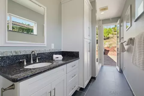 Bath - 14326 Sandhill Rd, Poway, CA 92064 photo 3 of 5