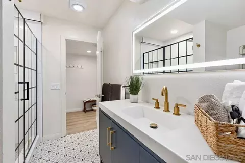 Bath - 7509 Draper #210, La Jolla, CA 92037 photo 2 of 3