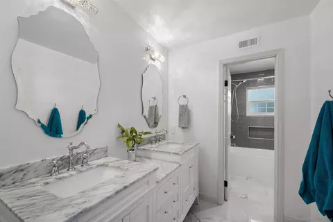 Bath - 9742 Raspberry Ice Ln, La Mesa, CA 91941 photo 5 of 7