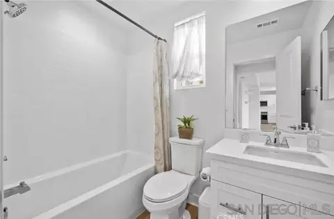 Bath - 4382 Pacifica Way #1, Oceanside, CA 92056 photo 3 of 6