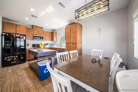 Dining - 337 Dun Blazer Way, Fallbrook, CA 92028 photo 3 of 4