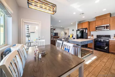 Dining - 337 Dun Blazer Way, Fallbrook, CA 92028 photo 4 of 4