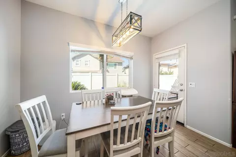 Dining - 337 Dun Blazer Way, Fallbrook, CA 92028 photo 2 of 4