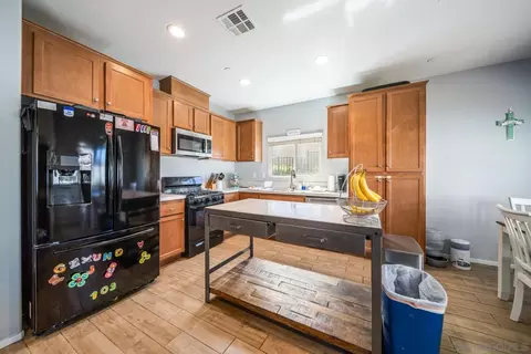 Kitchen - 337 Dun Blazer Way, Fallbrook, CA 92028 photo 2 of 5