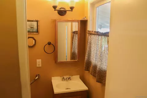 Bath - 580 Kit, Hemet, CA 92543 photo 2 of 3