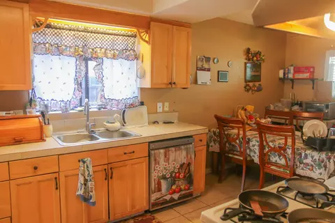 Kitchen - 580 Kit, Hemet, CA 92543 photo 5 of 6