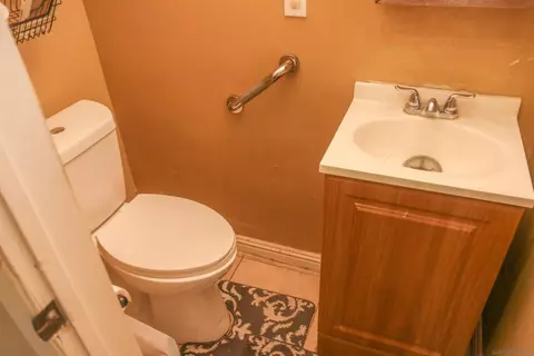 Bath - 580 Kit, Hemet, CA 92543 photo 3 of 3
