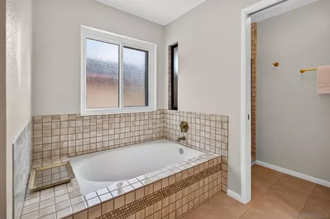 Bath - 13056 Triumph, Poway, CA 92064 photo 3 of 4