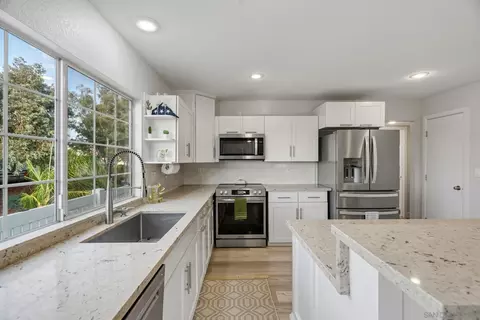Kitchen - 29760 Eagle Point Dr, Canyon Lake, CA 92587 photo 4 of 4